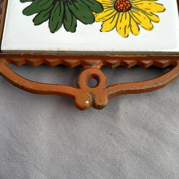 Antique Cast Iron Trivet Flower Power - Picture 4 of 6